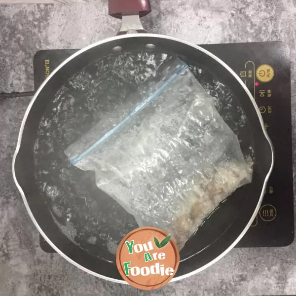 Steamed rice with soy sauce and meat in fresh-keeping bag