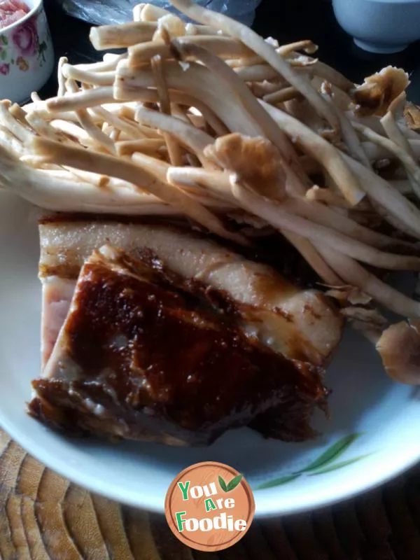 Preserved pork and tea tree mushroom