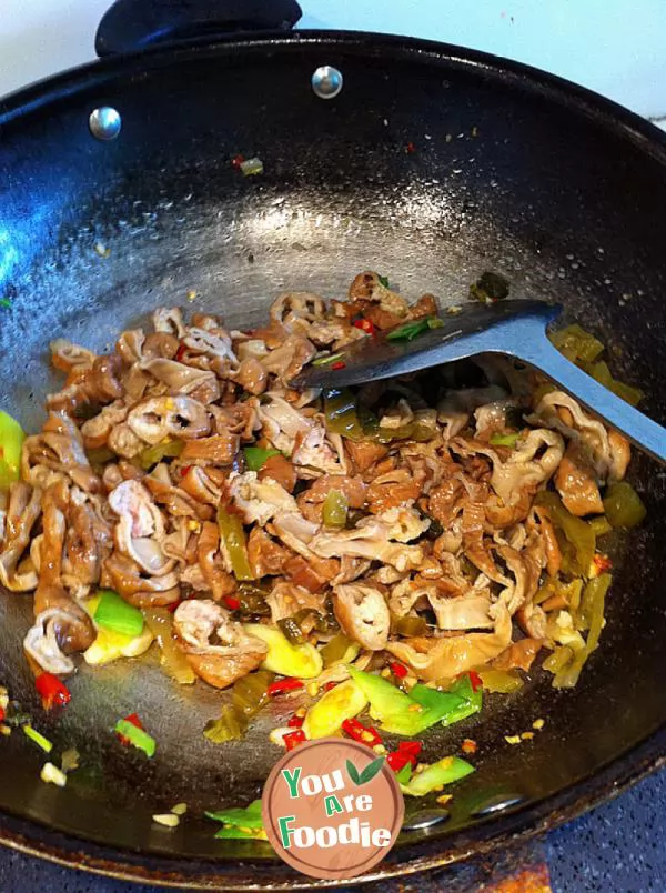 Sauted large intestine with preserved vegetables