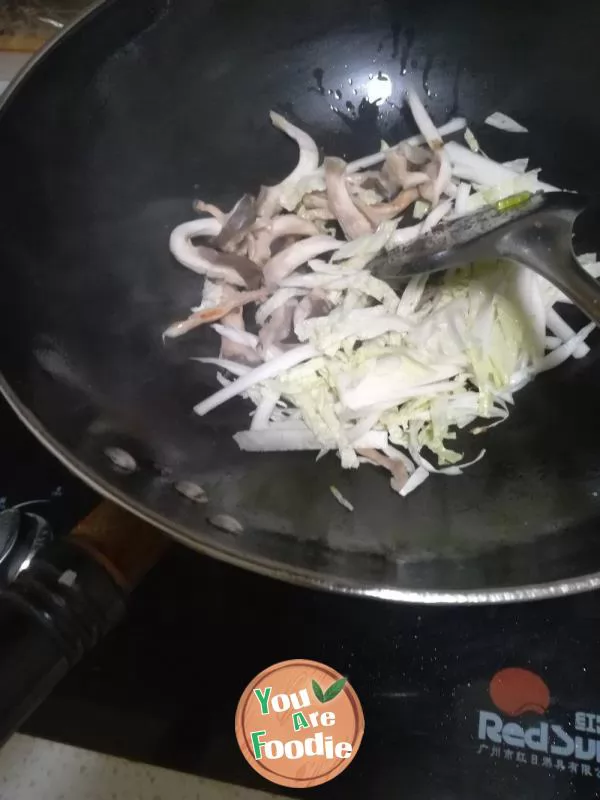 Stir-fried mushroom and cabbage with beef foam