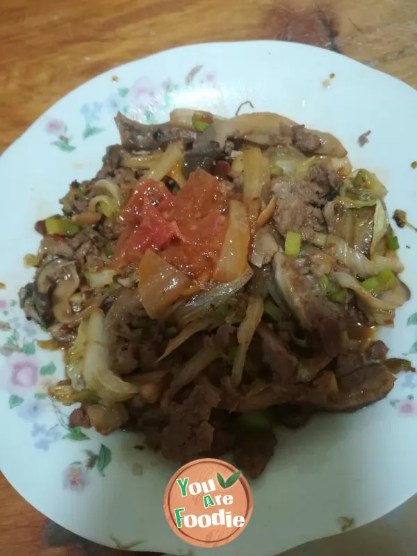 Stir-fried mushroom and cabbage with beef foam