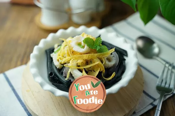 Egg cuttlefish noodles