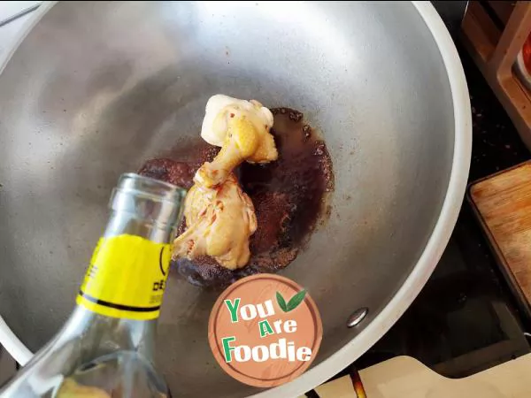 Braised chicken wing root in brown sauce