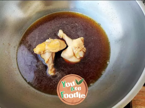 Braised chicken wing root in brown sauce