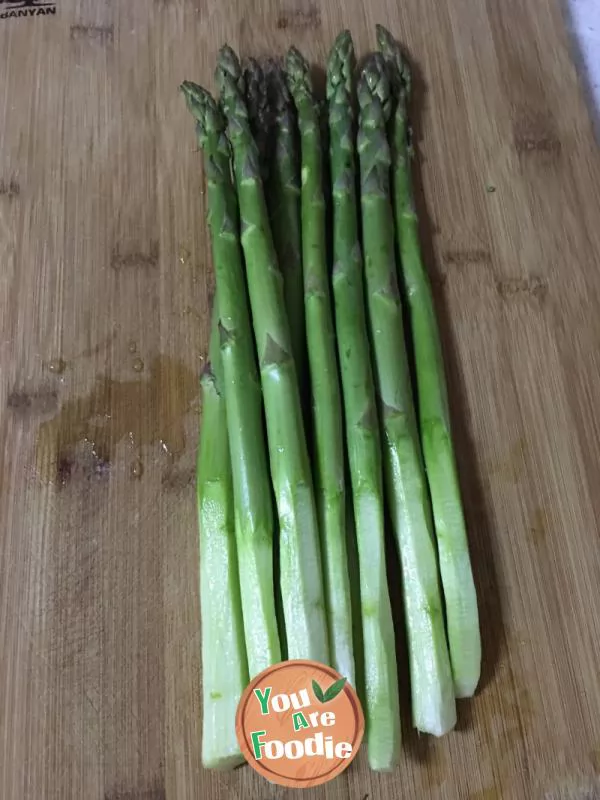 Asparagus with chopped pepper