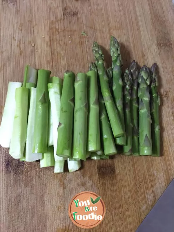 Asparagus with chopped pepper