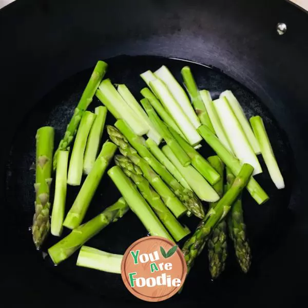 Asparagus with chopped pepper