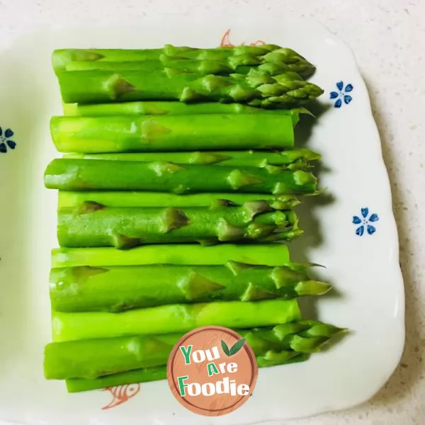 Asparagus with chopped pepper