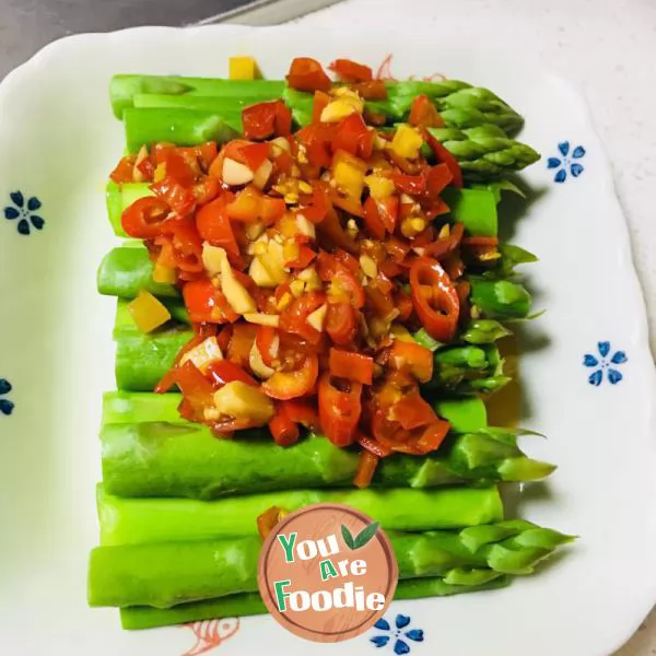 Asparagus with chopped pepper