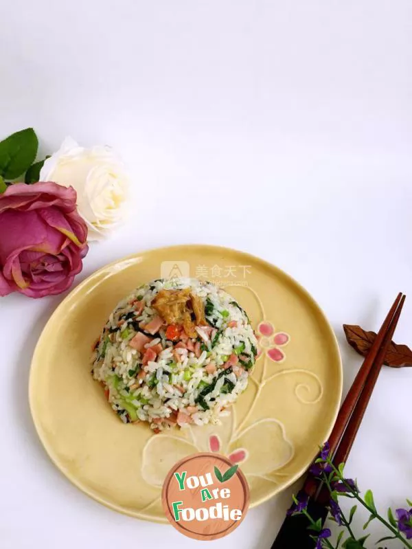 Fried rice with green vegetables and ham