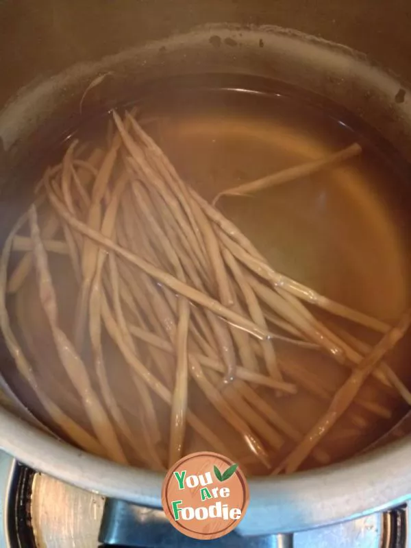 Braised chicken with dried bamboo shoots