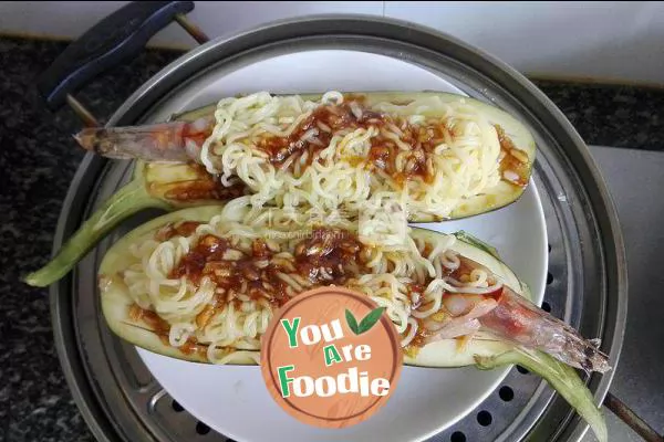 Steamed noodles with eggplant and shrimp with minced garlic