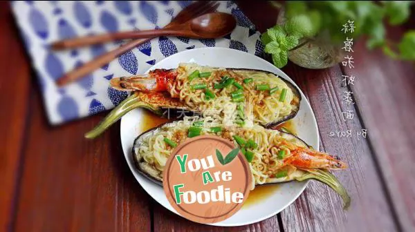 Steamed noodles with eggplant and shrimp with minced garlic