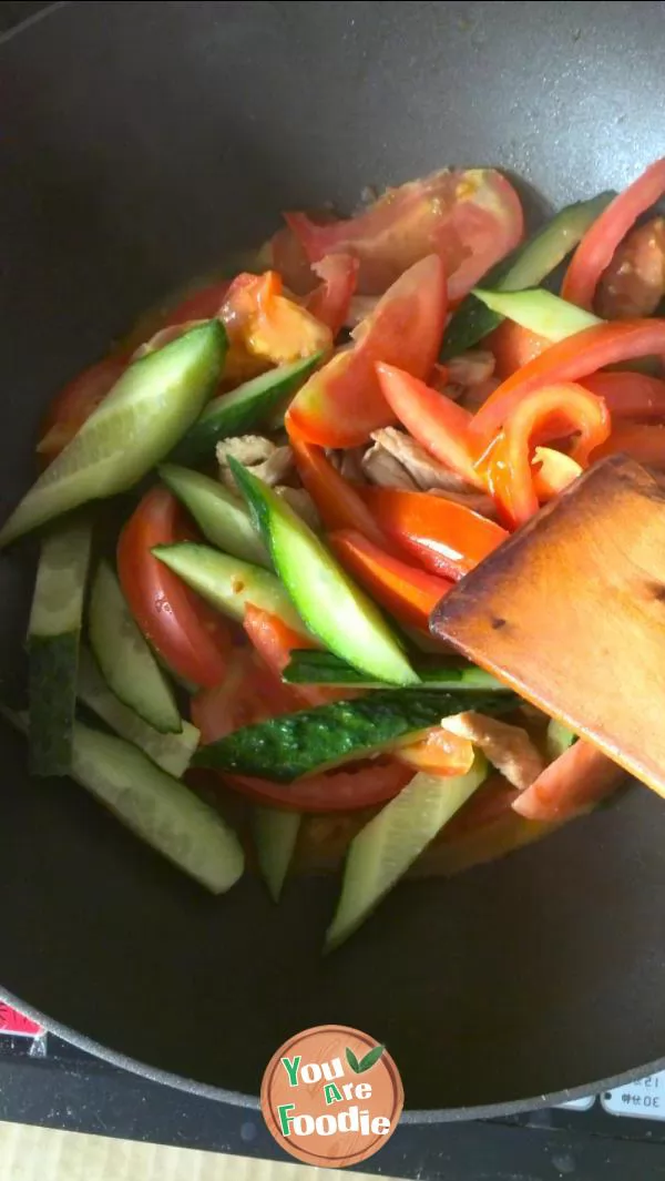 Fried meat with tomato and cucumber