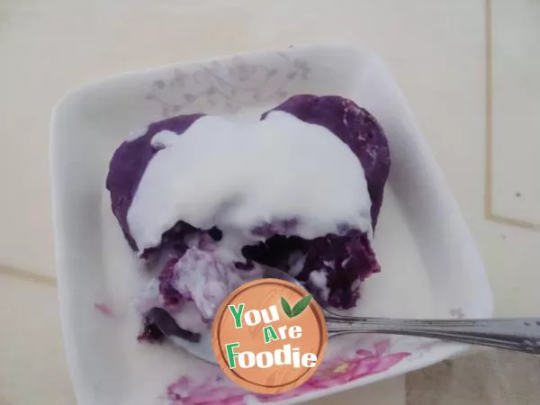 Yogurt purple potato paste