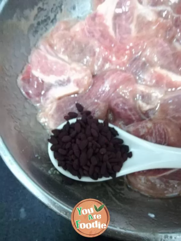 Hakka red rice koji lean meat soup