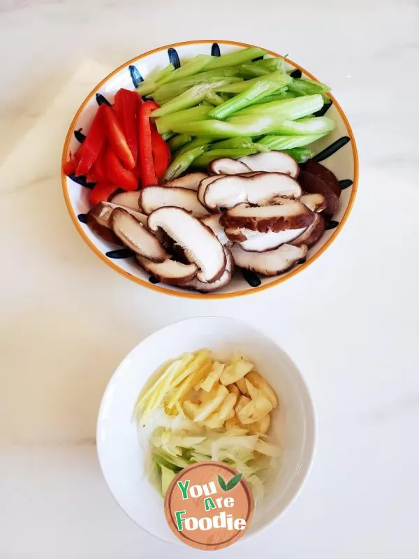 Refreshing and delicious celery stir fried mushrooms