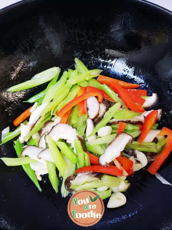 Refreshing and delicious celery stir fried mushrooms