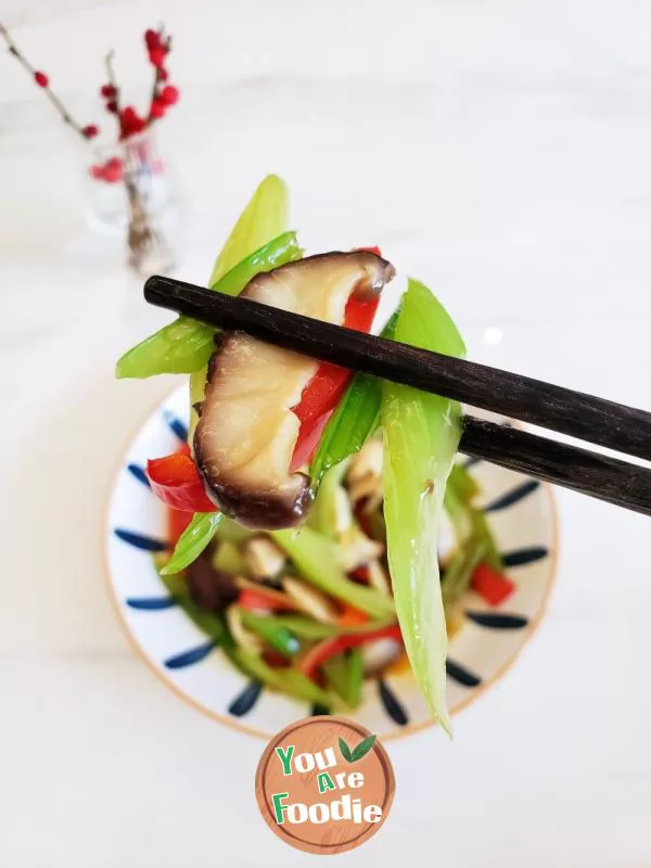 Refreshing and delicious celery stir fried mushrooms