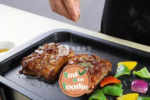 [food in fastee] roasted spareribs with honey vanilla and sweet pepper (barbecue)