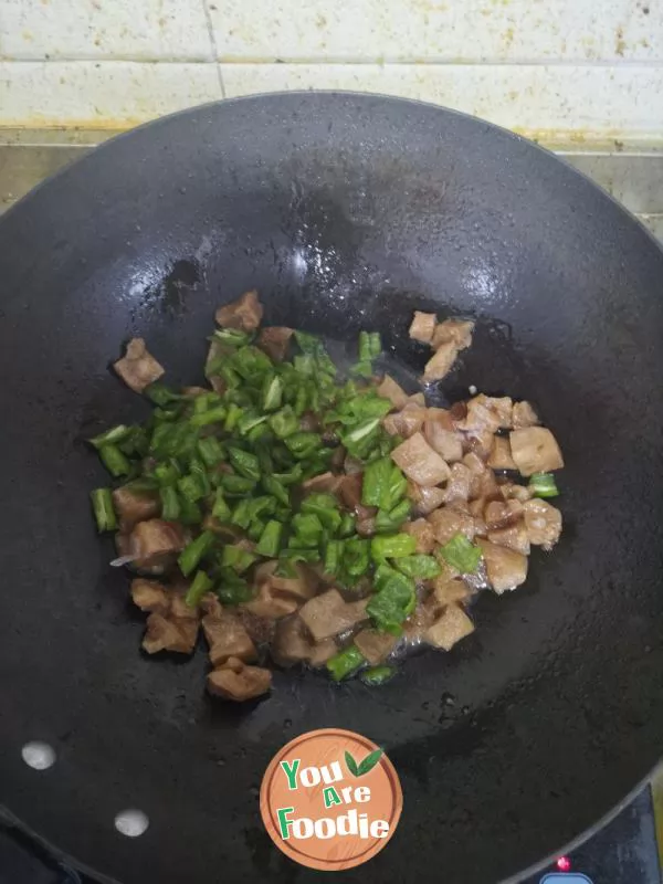 Stir fried diced eggplant with chilli