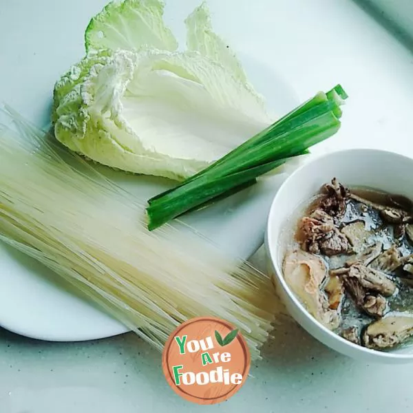 Boiled rice noodles in pigeon soup