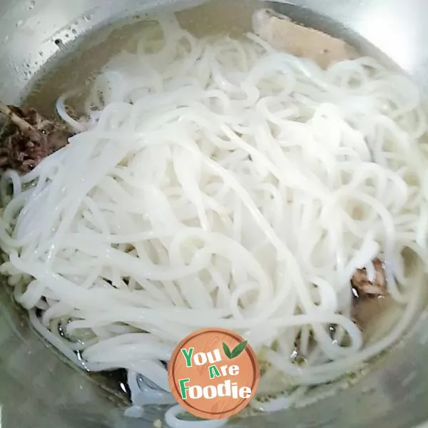 Boiled rice noodles in pigeon soup