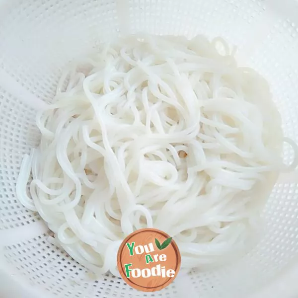 Boiled rice noodles in pigeon soup