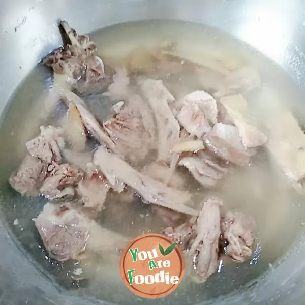 Boiled rice noodles in pigeon soup