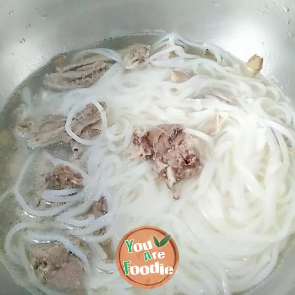 Boiled rice noodles in pigeon soup