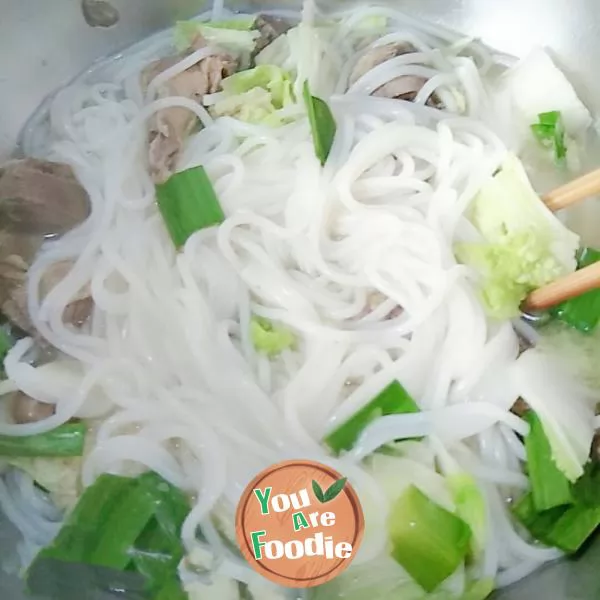 Boiled rice noodles in pigeon soup