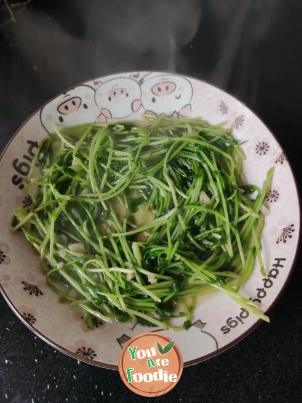 Quick fried pea seedlings (self cultivated pea seedlings)