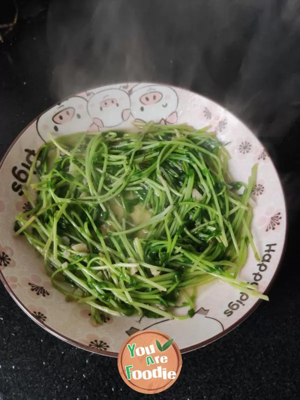 Quick fried pea seedlings (self cultivated pea seedlings)