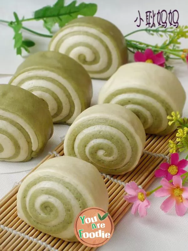 Green tea double color steamed bun roll