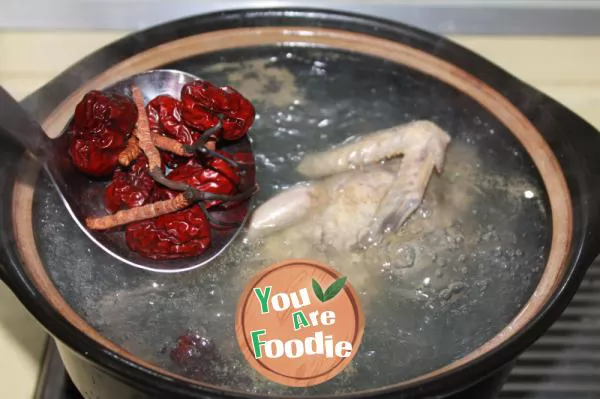 [Cordyceps pigeon soup] - a good tonic