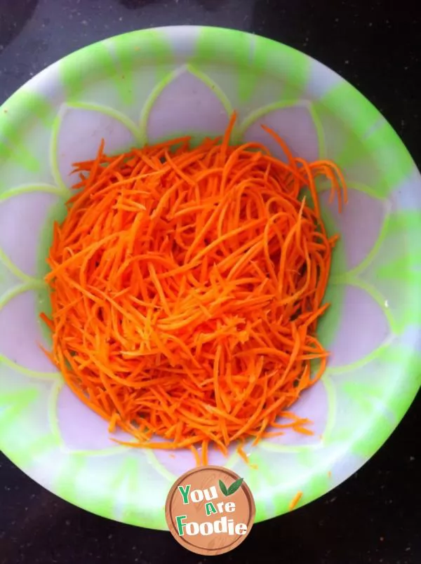 Steamed shredded carrot with flour