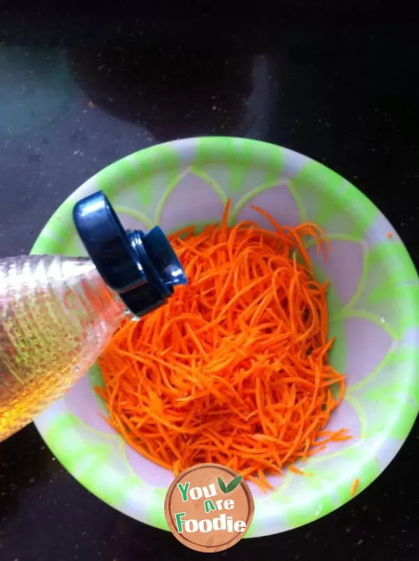 Steamed shredded carrot with flour