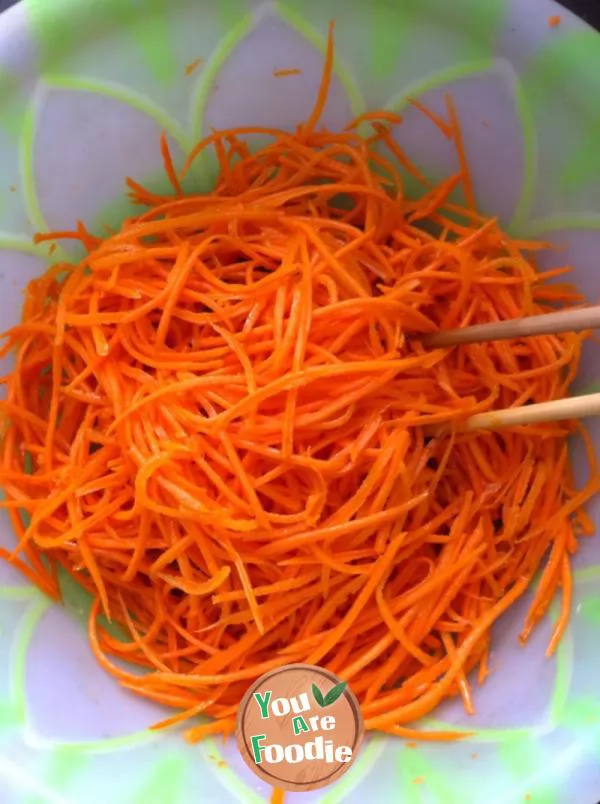 Steamed shredded carrot with flour