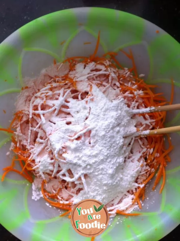 Steamed shredded carrot with flour