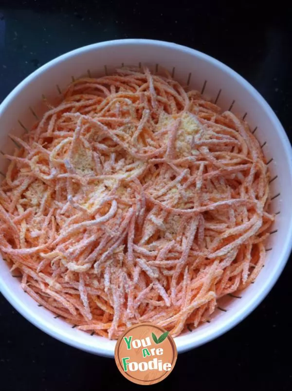 Steamed shredded carrot with flour