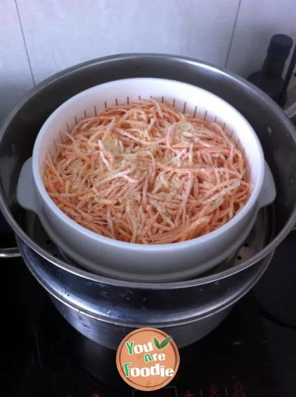 Steamed shredded carrot with flour