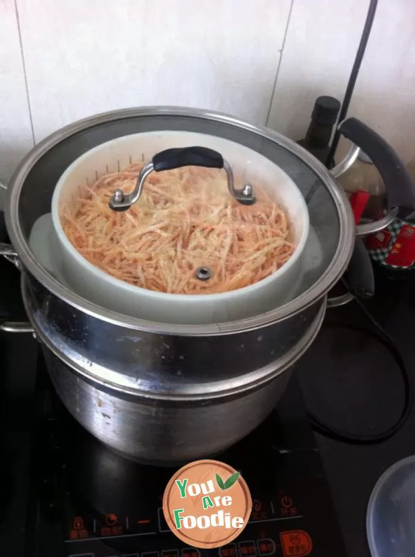 Steamed shredded carrot with flour