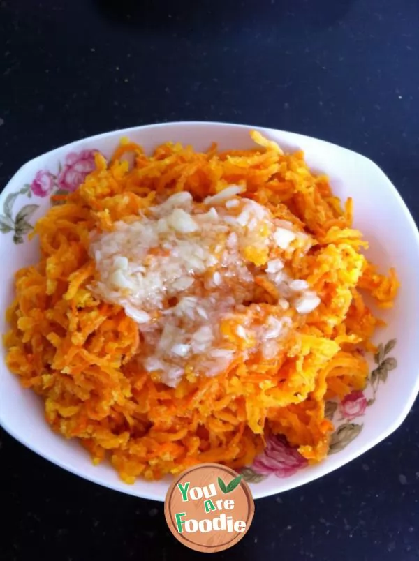 Steamed shredded carrot with flour