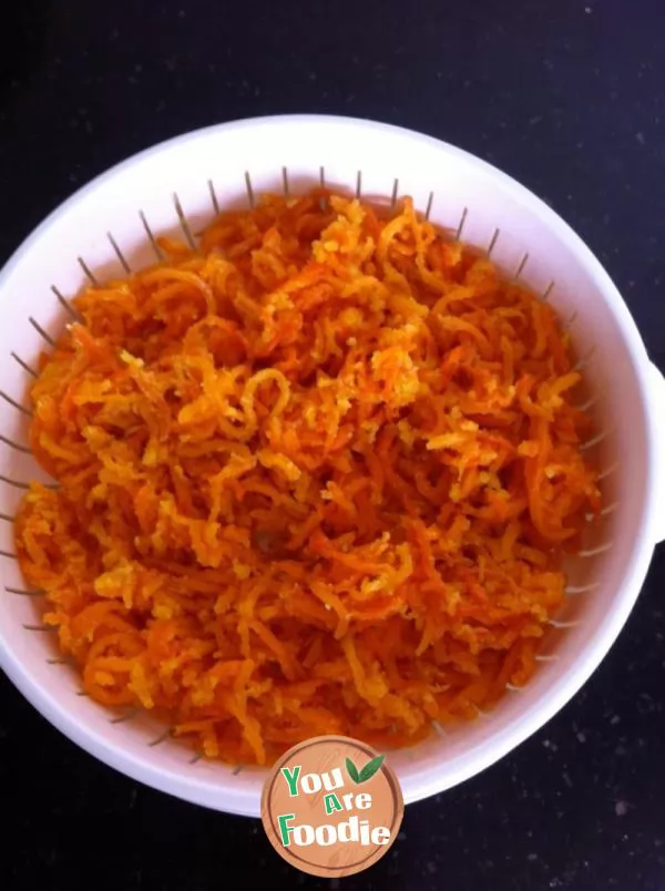 Steamed shredded carrot with flour