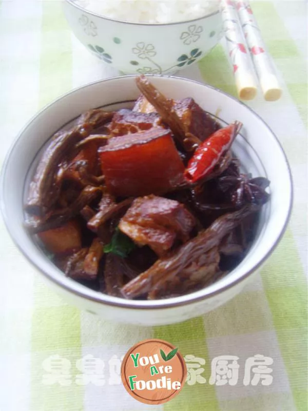 Braised-pork-with-tea-tree-mushroom