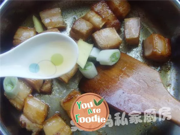 Braised pork with tea tree mushroom