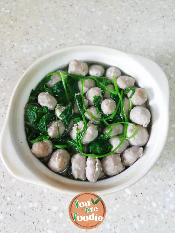 Beef balls soup with red back leaves