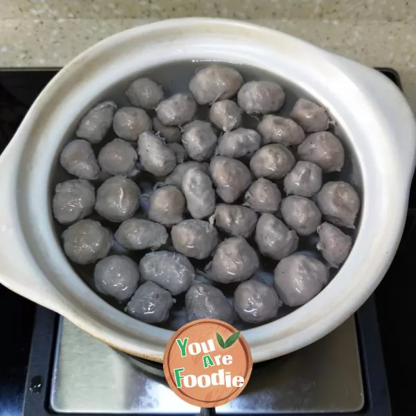 Beef balls soup with red back leaves