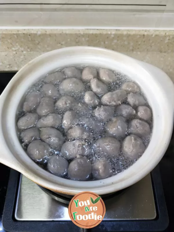 Beef balls soup with red back leaves