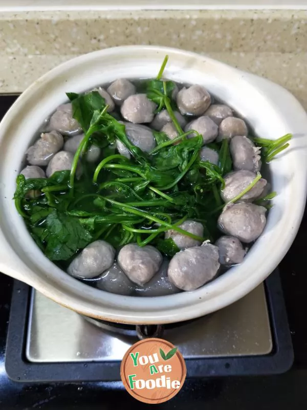 Beef balls soup with red back leaves